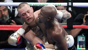 Oscar de la Hoya wyzwał na pojedynek Conora McGregora (z lewej)