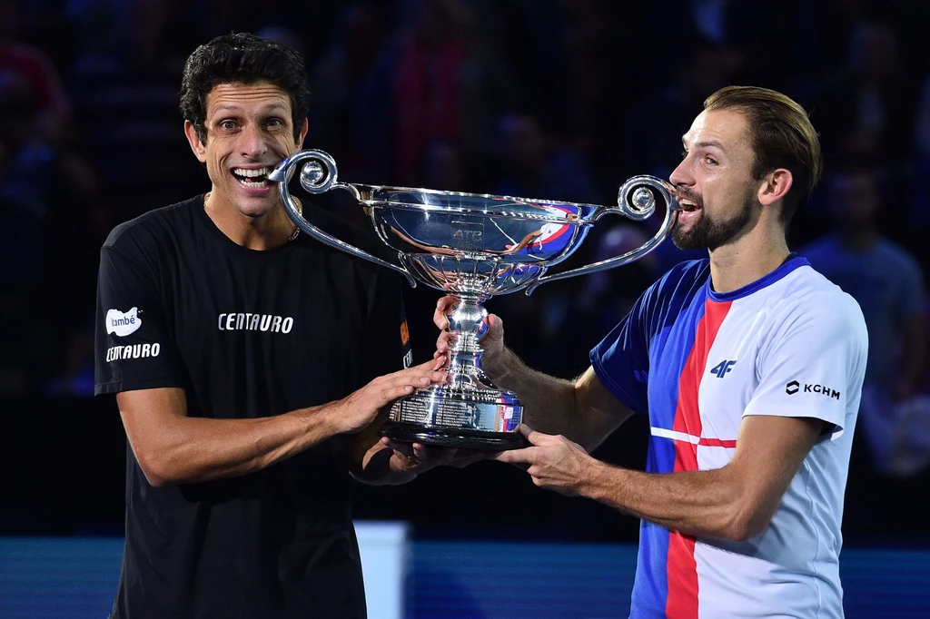 Marcelo Melo (z lewej) i Łukasz Kubot z trofeum za zostanie numerem jeden na koniec sezonu Marcelo Melo (z lewej) i Łukasz Kubot z trofeum za zostanie numerem jeden na koniec sezonu