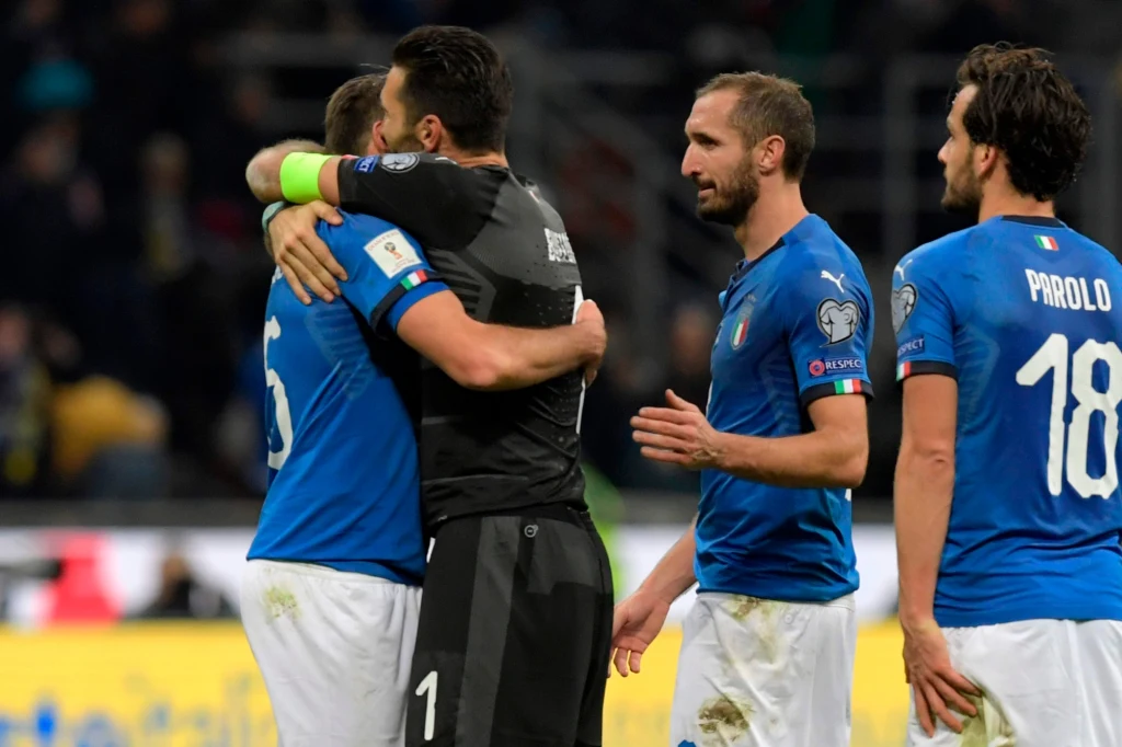 Od lewej: Andrea Barzagli, Gianluigi Buffon i Giorgio Chiellini żegnają się z reprezentacją Od lewej: Andrea Barzagli, Gianluigi Buffon i Giorgio Chiellini żegnają się z reprezentacją