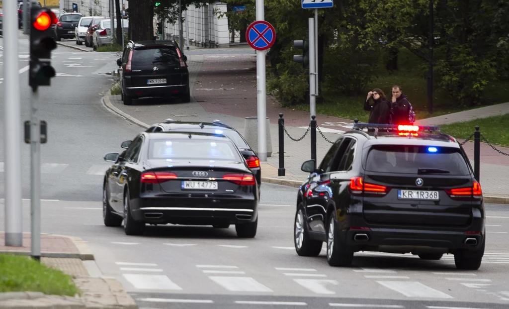 Prezydent porusza się zgoła innymi (czytaj: znacznie lepszymi) samochodami, niż jego pracownicy. Ale luksusowe limuzyny i SUVy nie należą do Kancelarii Prezydenta, lecz do BORu.