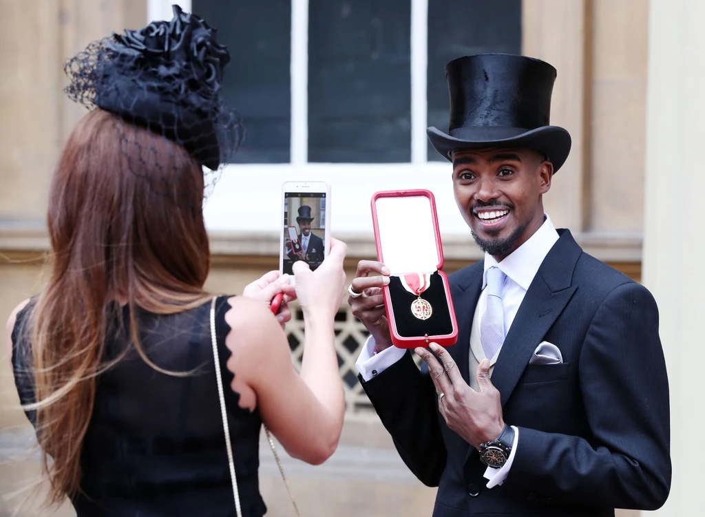 Sir Mo Farah z małżonką i medalem Sir Mo Farah z małżonką i medalem