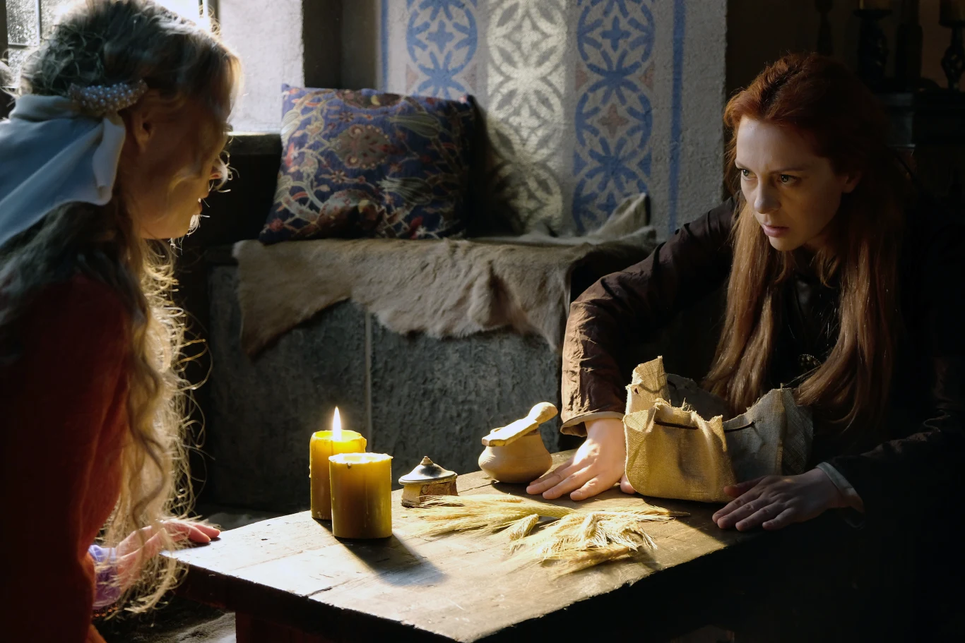 Karina Seweryn (Egle) i Marta Bryła (Aldona) 