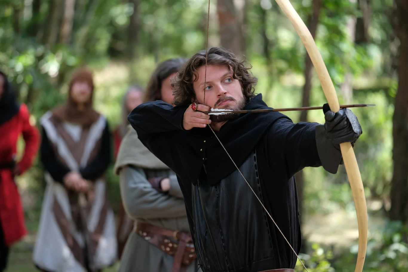 Kostiumowa opowieść o panowaniu jednego z najwybitniejszych władców w dziejach Polski - Kazimierza Wielkiego (Mateusz Król). "Korona Królów" w reżyserii Wojciecha Pacyny pod opieką literacką Ilony Łepkowskiej będzie emitowana w TVP1 cztery razy w tygodniu.

 