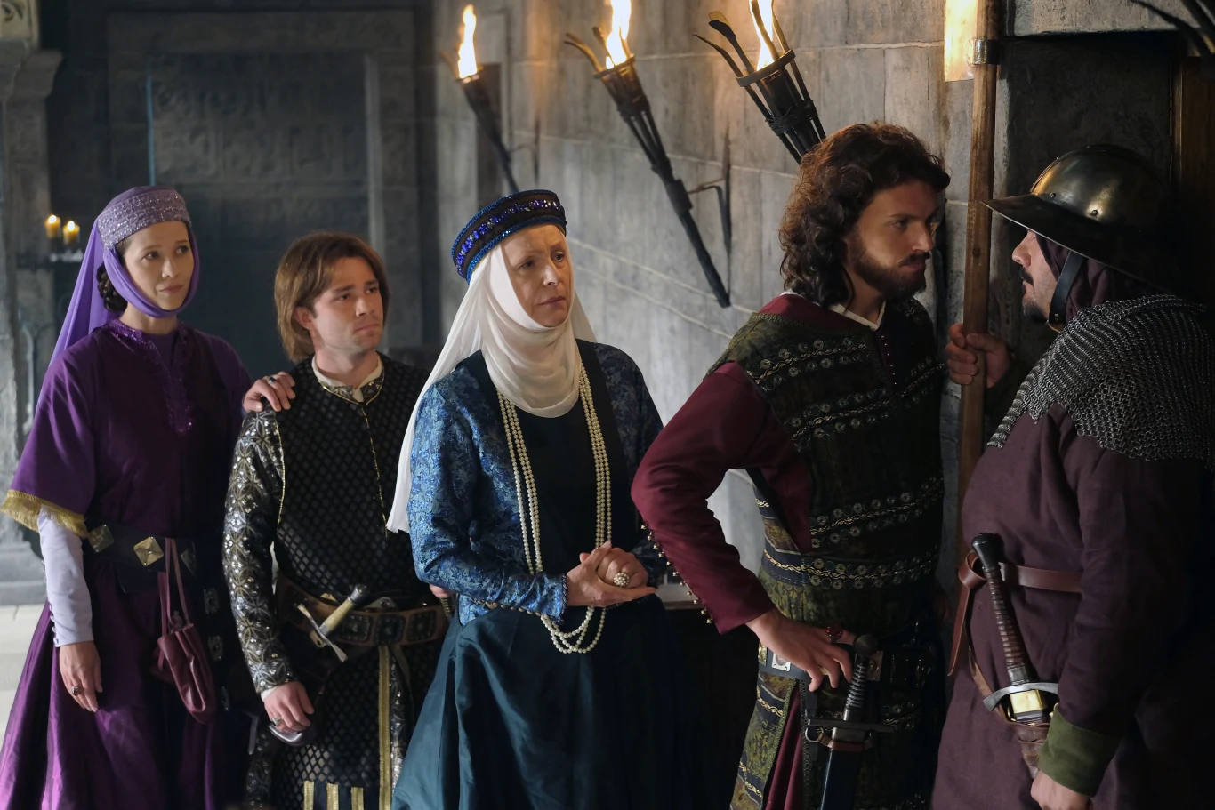 Akcja nowej telenoweli historycznej produkowanej przez TVP rozpoczyna się w 1333 roku. Król Władysław Łokietek (Wiesław Wójcik) zmęczony walką o zjednoczenie podzielonej na dzielnice Polski, umiera. Na tronie zasiada jego jedyny żyjący syn - Kazimierz, w którego rolę wciela się Mateusz Król. W tle miłość, intrygi, trudne relacje z żoną Aldoną (Marta Bryła) i matką (Halina Łabonarska), zdrady i walka o wpływy.

Anna Grycewicz (Kunegunda), Jan Dravnel (Edmundas), Halina Łabonarska (królowa Jadwiga) i Mateusz Król (Kazimierz Wielki) 