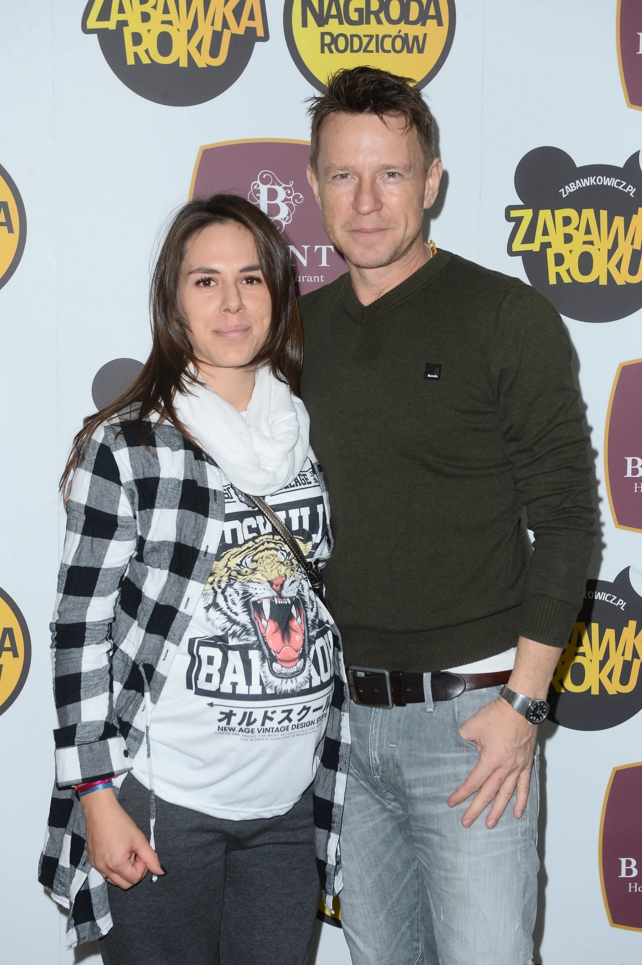 Wojciech Błach z ciężarną żoną