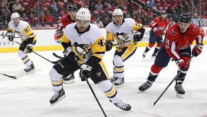 Conor Sheary (nr 43) rozstrzygnął o losach meczu