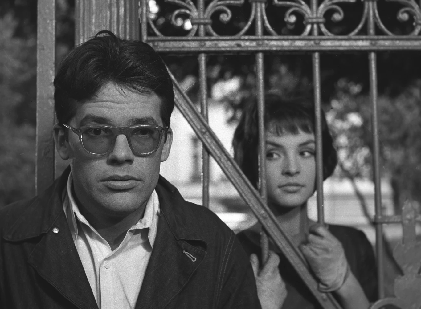 Samodzielną karierę reżyserską Janusz Morgenstern rozpoczął od bardzo wysoko ocenionego filmu "Do widzenia, do jutra" (1960), poruszającej opowieści o poszukiwaniu miłości ze Zbigniewem Cybulskim i Teresą Tuszyńską w rolach głównych. Scenariusz produkcji napisali Cybulski, Bogumił Kobiela i Wilhelm Mach.

Postać, którą Teresa Tuszyńska zagrała w "Do widzenia, do jutra", inspirowana była autentyczną dziewczyną, 18-letnią Francoise Buron. "Prototypem tej postaci była dziewczyna, która mieszkała wówczas w Polsce. Córka dyplomaty, konsula francuskiego. Siedziba konsulatu mieściła się wtedy w Sopocie. Na stałe mieszkała w Paryżu. Jej obecność w Trójmieście, w tamtych czasach, stanowiła ewenement nie z tej ziemi" - wspominał Janusz Morgenstern.
Wszystkim wiadomo było, że odtwórca głównej roli i współautor scenariusza - Zbyszek Cybulski - miał z córką konsula krótki i płomienny romans. W "Do widzenia, do jutra" odtwarzał więc miłosną przygodę ze swego życia.