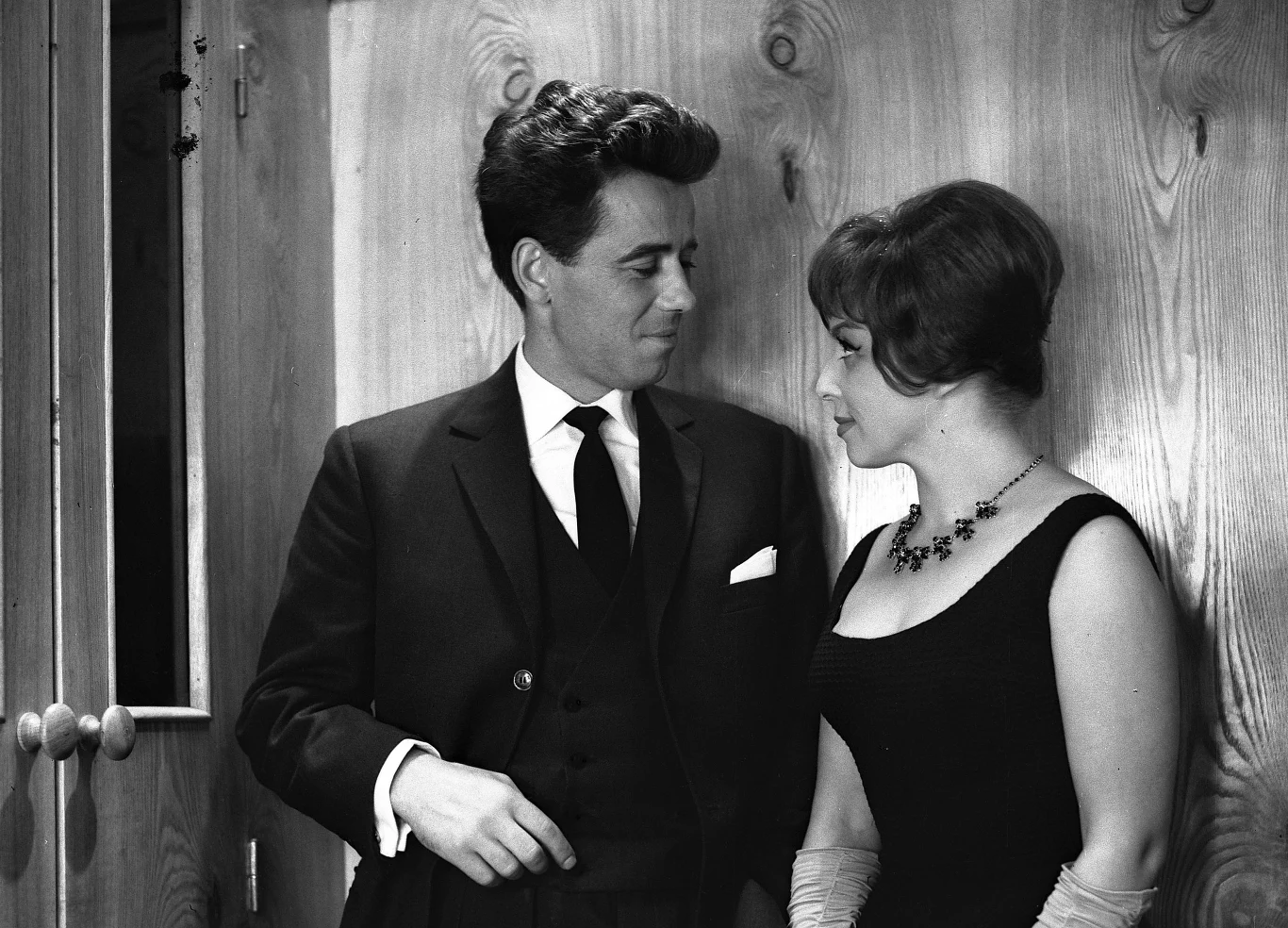 "Jutro premiera" (1962) to adaptacja powstałej w 1958 roku i odnoszącej sukcesy nie tylko na polskich scenach sztuki Jerzego Jurandota "Trzeci dzwonek". 
Komedia o perypetiach związanych z wystawianiem sztuki młodego dramaturga stała się dokumentem epoki.

W filmie wystąpili między innymi Tadeusz Janczar i Kalina Jędrusik. Muzykę napisał Krzysztof Komeda.