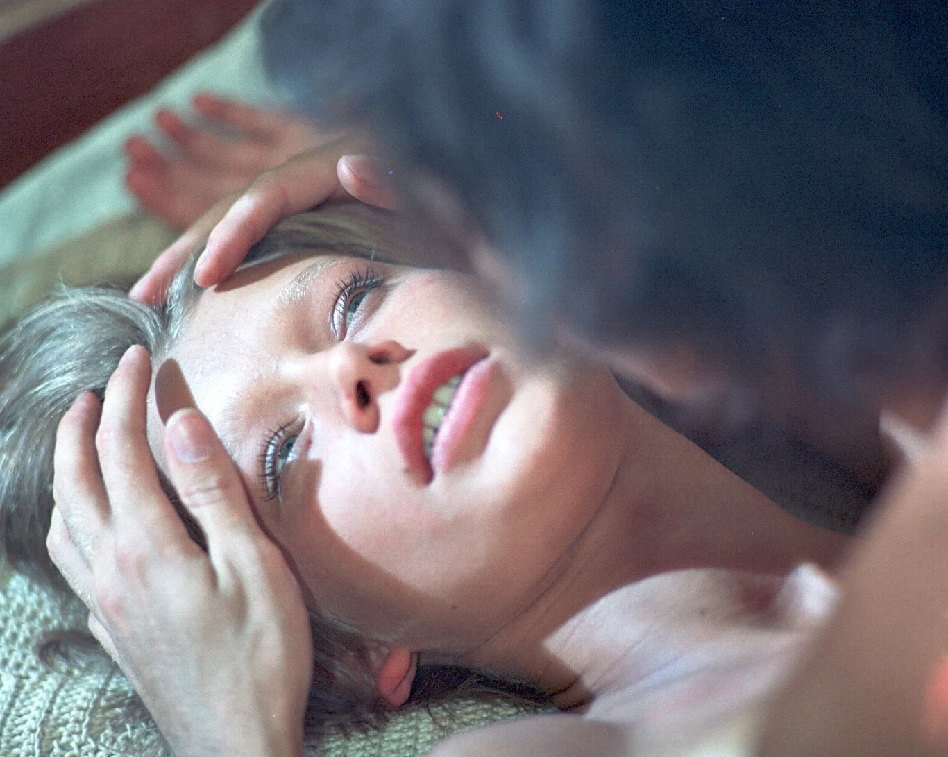 "Trzeba zabić tę miłość" z 1972 roku to historia trudnej miłości niedoszłych studentów medycyny - Magdy i Andrzeja, wpisana w szerszy kontekst społeczny: czas hipokryzji i konformizmu okresu "małej stabilizacji". Wzbudził spore kontrowersje, ale to jeden z najważniejszych polskich filmów przełomu lat 60. i 70. XX wieku.
Debiutująca w tym filmie Jadwiga Jankowska-Cieślak, otrzymała za rolę Magdy prestiżową Nagrodę im. Zbyszka Cybulskiego.