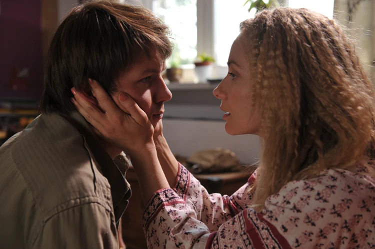 Ostatnim filmem Janusza Morgensterna było "Mniejsze zło" (2009), zrealizowane na podstawie powieści Janusza Andermana. Była to opowieść o młodym studencie owładniętym chęcią zostania pisarzem, który w latach 1980-82 zaczyna funkcjonować jako uznany autor. I choć nie napisał samodzielnie żadnej książki, udaje mu się lawirować i nieźle prosperować finansowo.

Główną rolę w filmie zagrał Lesław Żurek, partnerowali mu: Borys Szyc, Tamara Arciuch i Magdalena Cielecka.
