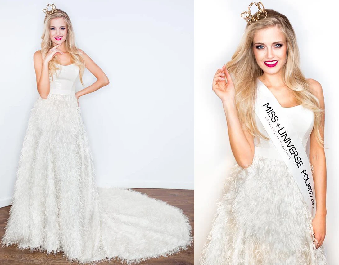 Kasia Włodarek na wyborach Miss Universe 2017 wystąpi w sukni projektu Agaty Wojtkiewicz. Model ten został wykonany z tkaniny z jedwabnych nitek imitujących pióra, gorset jest z połyskliwych cekinów, a na sam dół zużyto aż 10 metrów tkaniny Kasia Włodarek na wyborach Miss Universe 2017 wystąpi w sukni projektu Agaty Wojtkiewicz. Model ten został wykonany z tkaniny z jedwabnych nitek imitujących pióra, gorset jest z połyskliwych cekinów, a na sam dół zużyto aż 10 metrów tkaniny