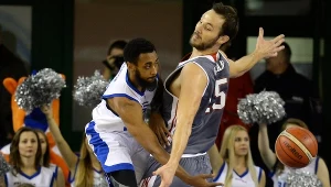 Koszykarz Rosy Radom Ryan Harrow (L) oraz Miro Bilan (P) z SIG Strasbourg