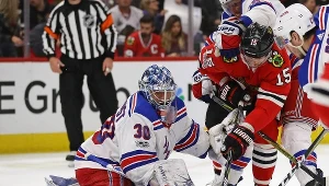 Artiom Anisimow w ataku na bramkę Henrika Lundqvista z New York Rangers