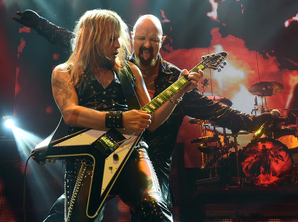 Richie Faulkner i Rob Halford (Judas Priest) w akcji