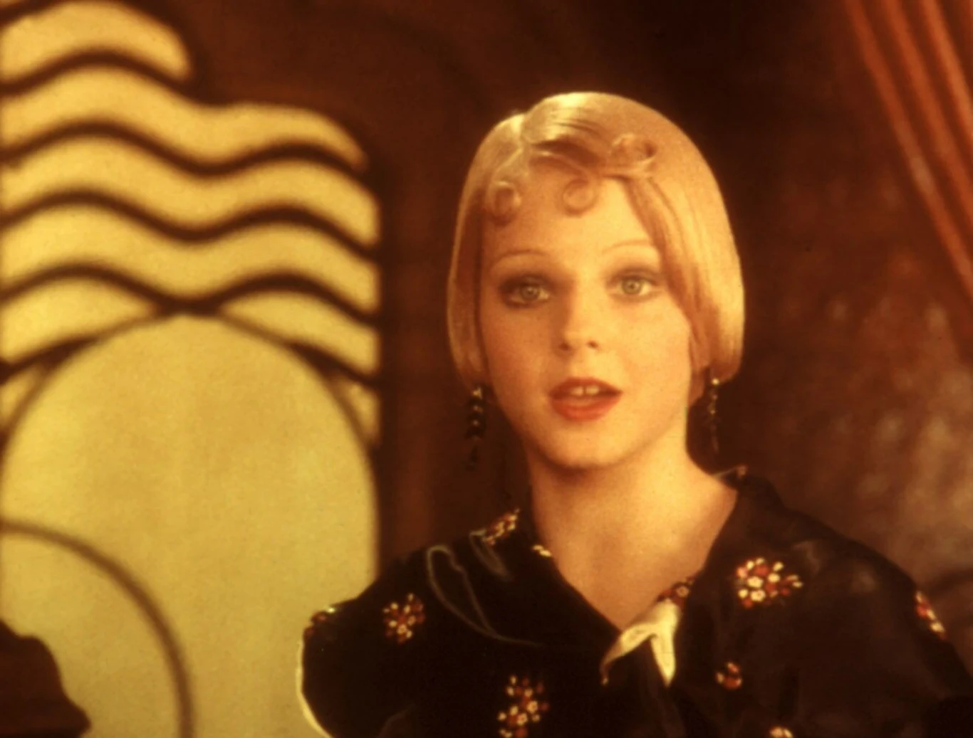 W tym samym 1976 roku Foster wcieliła się również w Tallulah w "Bugsym Malone", musicalu wyreżyserowanym przez Alana Parkera, a także wystąpiła we wspomnianej komedii "Zakręcony piątek" (jako nastolatka, która zamienia się ciałami ze swoją matką) oraz w thrillerze "Dziewczynka, która mieszka na końcu drogi" i dramacie "Echa pewnego lata". Nastoletnia kariera aktorki skończyła się wraz z wejściem na ekrany filmów: "Lisice" i "Karnawał" (obie z 1980 roku) oraz dwóch produkcji europejskich: francuskiego "Moi, Fleur Bleue" oraz włoskiego "Domku na plaży" (obie z 1979 roku).