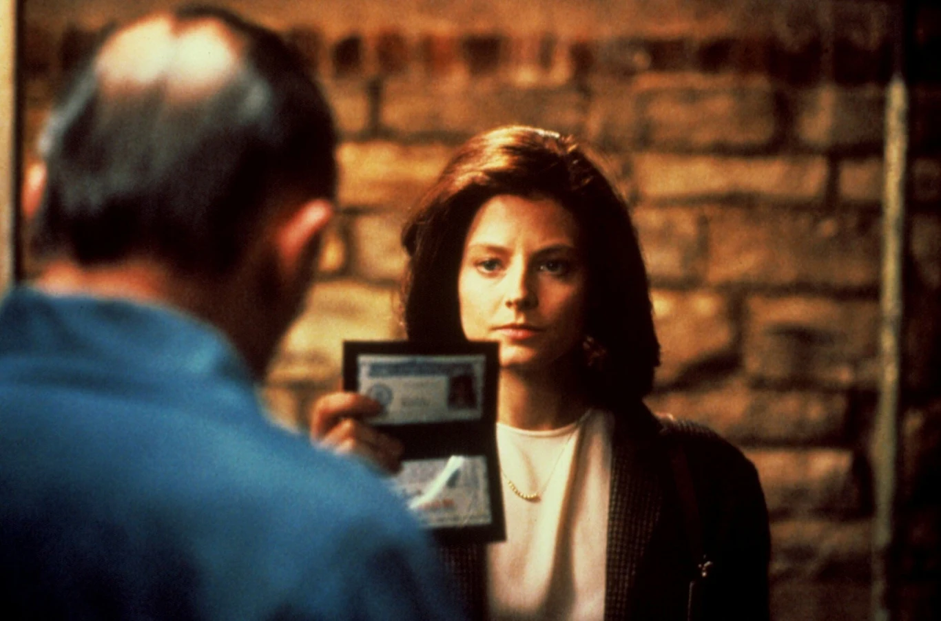 Dokładnie te same statuetki artystka otrzymała za pierwszoplanową kreację w
"Milczeniu owiec" (sam obraz jest zaledwie jednym z trzech w historii kina, który otrzymał 5 Oscarów w najważniejszych kategoriach: film, reżyser, scenariusz, aktor, aktorka). W produkcji Jonathana Demme'a z 1991 roku Jodie wcieliła się w agentkę FBI, Clarice Starling, która usiłuje uzyskać od osadzonego w więzieniu psychopatycznego geniusza, Hannibala Lectera (Anthony Hopkins), pomoc w znalezieniu i aresztowaniu innego seryjnego mordercy.