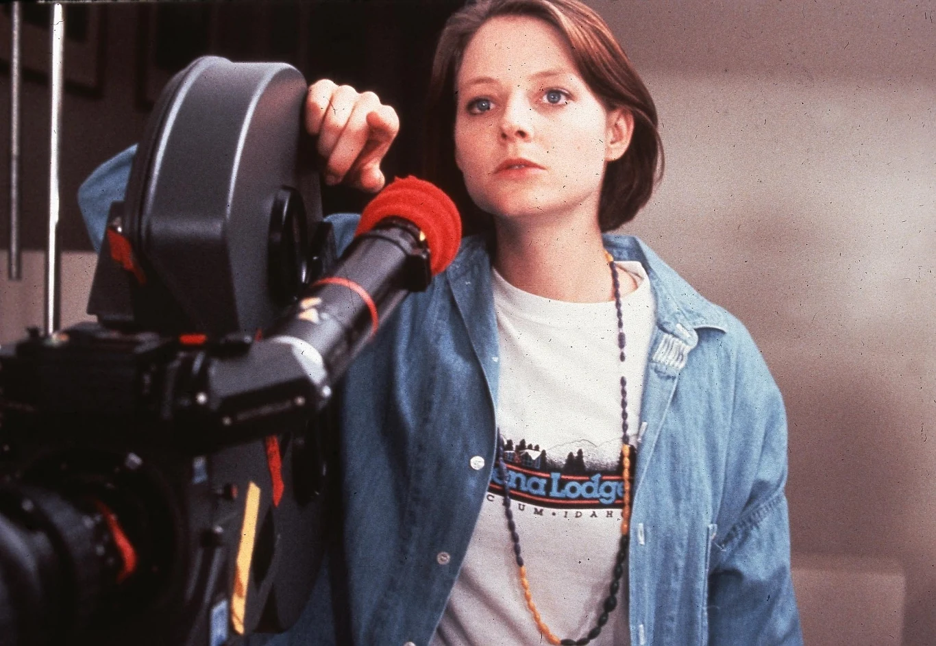 W międzyczasie artystka zadebiutowała również jako reżyser za sprawą filmu "Tate - mały geniusz" (1991), w którym wcieliła się w matkę tytułowego, niezwykle uzdolnionego chłopca. W kolejnych latach Foster jeszcze trzykrotnie stawała po drugiej stronie kamery: w 1995 ("Wakacje w domu"), 2011 ("Podwójne życie") i 2016 roku ("Zakładnik z Wall Street"). Wszystkie powstały w założonej przez nią w 1992 roku wytwórni filmowej Egg Pictures, dzięki której na duży ekran trafiły także takie filmy, jak m.in.: "Nell" (1994) Michael Apteda oraz "Ministranci (2002) Petera Care'a. Udział w tym pierwszym przyniósł Foster, odtwórczyni tytułowej roli, ostatnią jak dotąd nominację do Oscara.