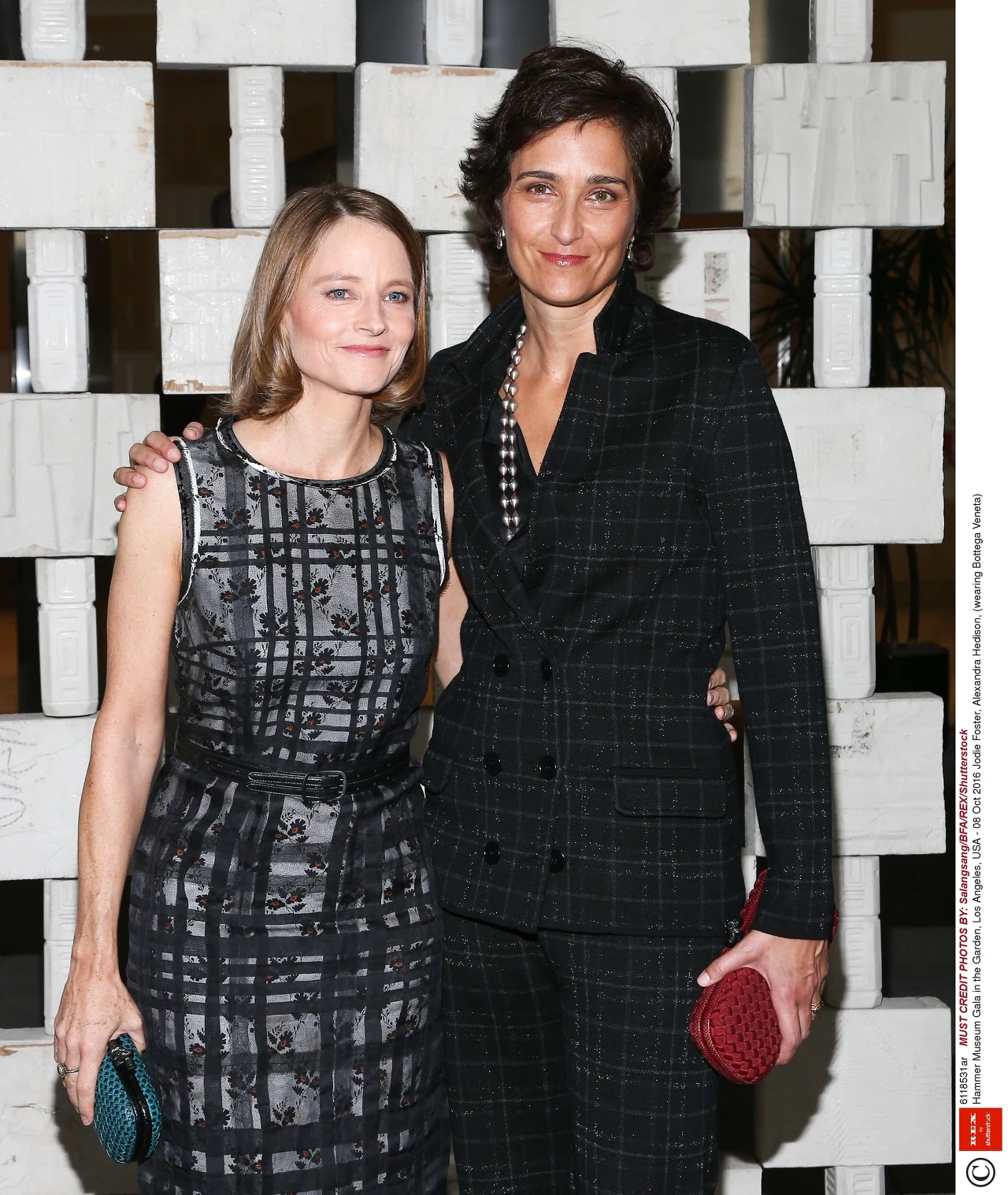 Obecnie aktorka jest żoną Alexandry Hedison (panie wzięły ślub w kwietniu 2014 roku) i wspólnie wychowują synów Jodie: 19-letniego Charlesa i 16-letniego Christophera. Duże kontrowersje budzi fakt, że nie wiadomo, kto jest ojcem chłopców. Foster nigdy nie ujawniła również, w jaki sposób dzieci zostały poczęte, w związku z czym media spekulują, że gwiazda poddała się sztucznemu zapłodnieniu, a dawcą nasienia był jej długoletni przyjaciel gej, Randy Stone.