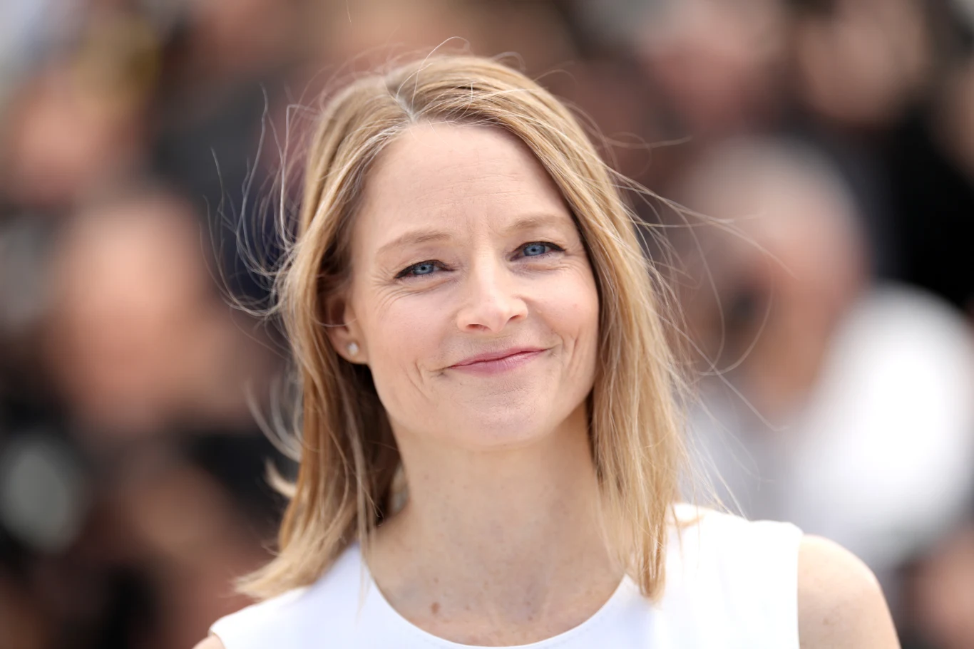 Jodie Foster miała zaledwie 3 lata, gdy pierwszy raz stanęła przed kamerą. I pomimo różnych zawirowań w jej życiu zawodowym i osobistym, wciąż jest jedną z najsłynniejszych hollywoodzkich gwiazd.
Jodie (a właściwie Alicia Christian) urodziła się 19 listopada 1962 roku w Los Angeles, jako najmłodsze z czwórki dzieci Evelyn i Luciusa Fosterów. Ojciec przyszłej gwiazdy - wysokiej rangi pilot wojskowy, który po przejściu w stan spoczynku zajął się sprzedażą nieruchomości - rozwiódł się z jej matką zanim dziewczynka przyszła na świat. Późniejsze kontakty Jodie z tatą ograniczyły się do kilku zaledwie spotkań, przemożny wpływ na jej życie miała natomiast mama.
To za jej sprawą już w wieku trzech lat Jodie wzięła udział w kampanii preparatów do opalania, a w ciągu następnych pięciu zagrała w około czterdziestu kolejnych "reklamówkach". W 1968 roku po raz pierwszy wystąpiła w telewizji - w serialu komediowym "Mayberry RFD", w którym jedną z głównych ról odgrywał jej starszy brat, Buddy. Nietypowa uroda dziewczynki spodobała się producentom, dzięki czemu w krótkim czasie Foster zagrała epizody w ponad dwudziestu innych serialach, w tym w "Ulicy sezamkowej" oraz westernach "Gunsmoke" i "Bonanza".