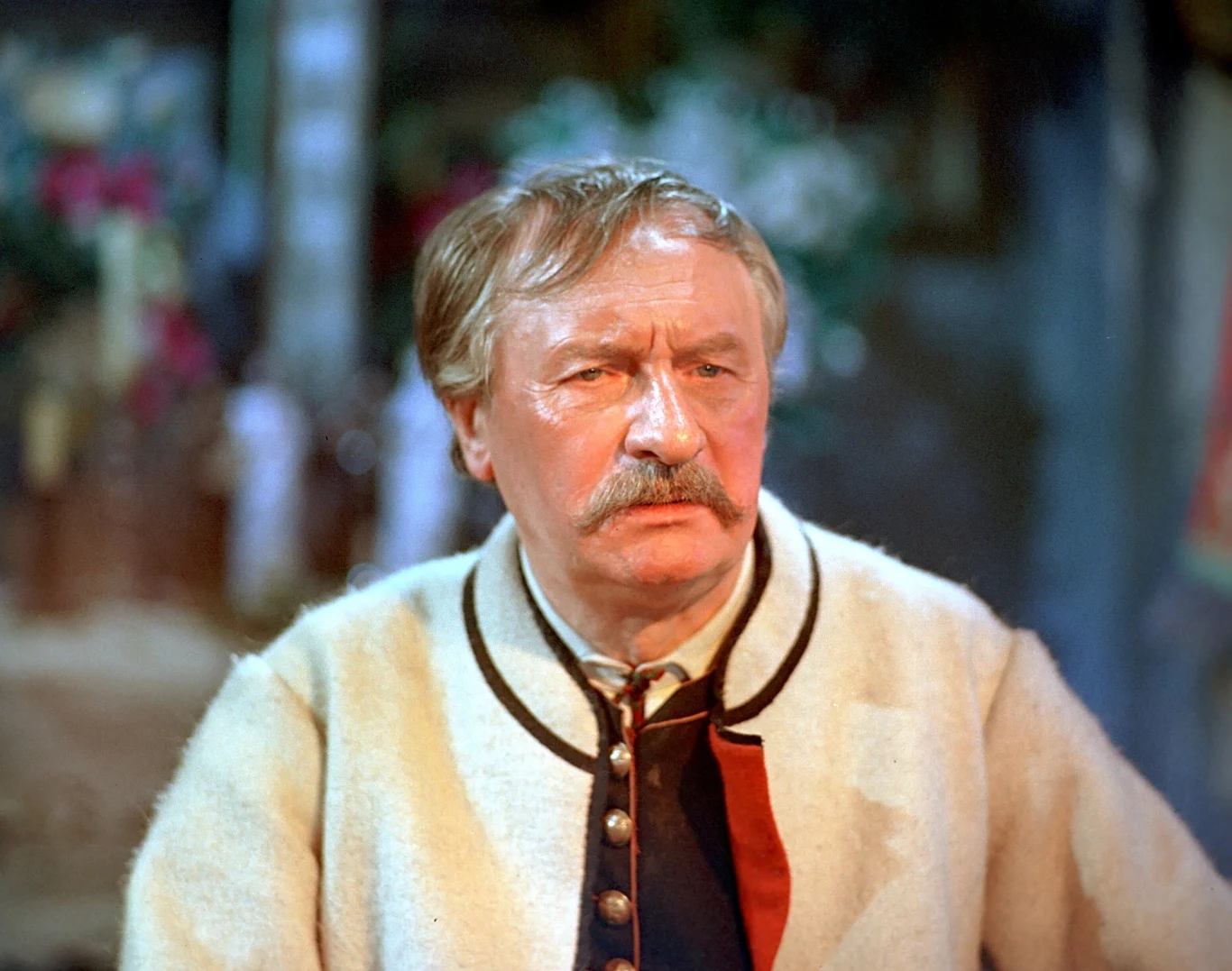 "Przyglądając się moim bohaterom, doszedłem do wniosku, że zwykle gram cztery rodzaje ról: królów, profesorów, duchownych i gangsterów. Jeden z recenzentów dopowiedział - jeszcze chłopów, po czym dodał, że w każdym moim chłopie jest coś z króla, a w każdym królu coś z chłopa" - mówił Władysław Hańcza, którego Boryna z "Chłopów" uznawany jest za jedną z najlepszych kreacji polskiego kina.

("Życie na Gorąco Retro")