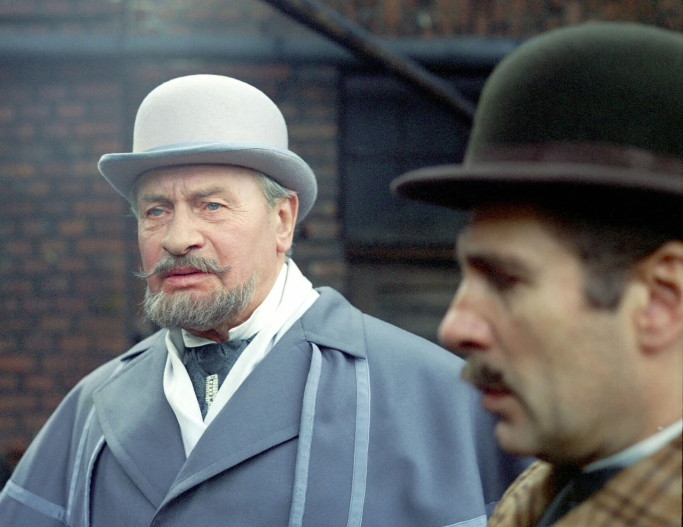 Podczas wycieczki na Sycylię latem 1977 r. nagle poczuł się gorzej i żona zdecydowała o ich wcześniejszym powrocie. Zmarł w szpitalu w Warszawie. Przepowiednia sprawdziła się − miał 72 lata.

("Życie na Gorąco Retro")