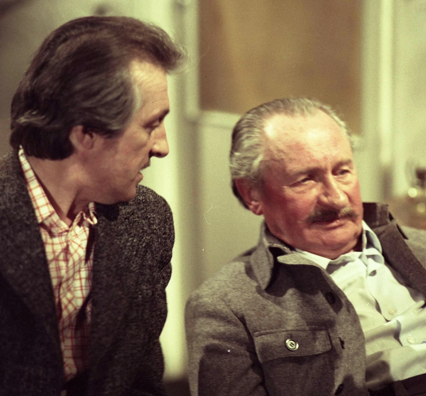 Mało kto wiedział, że gdy tworzył swoje największe role u Chęcińskiego i Hoffmana, zmagał się z żałobą po śmierci 34-letniego syna, obiecującego aktora, zmarłego nagle w 1966 r.

Wspierała go żona, ukojenie znajdował też w pracy - zaczął regularnie grywać w filmach, nie zaniedbywał też pracy w teatrze i telewizji, reżyserował, wykładał. "Moja zachłanność wynika z pośpiechu. Kto wie, co komu pisane? Przepowiedziano mi, że umrę w 72. roku życia, niewiele czasu zostało, by cieszyć się uśmiechami losu" - mówił.

("Życie na Gorąco Retro")