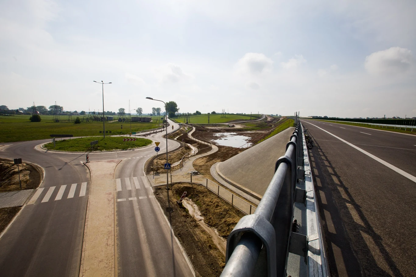 Na wschodzie powstaje powoli coraz więcej dróg Na wschodzie powstaje powoli coraz więcej dróg