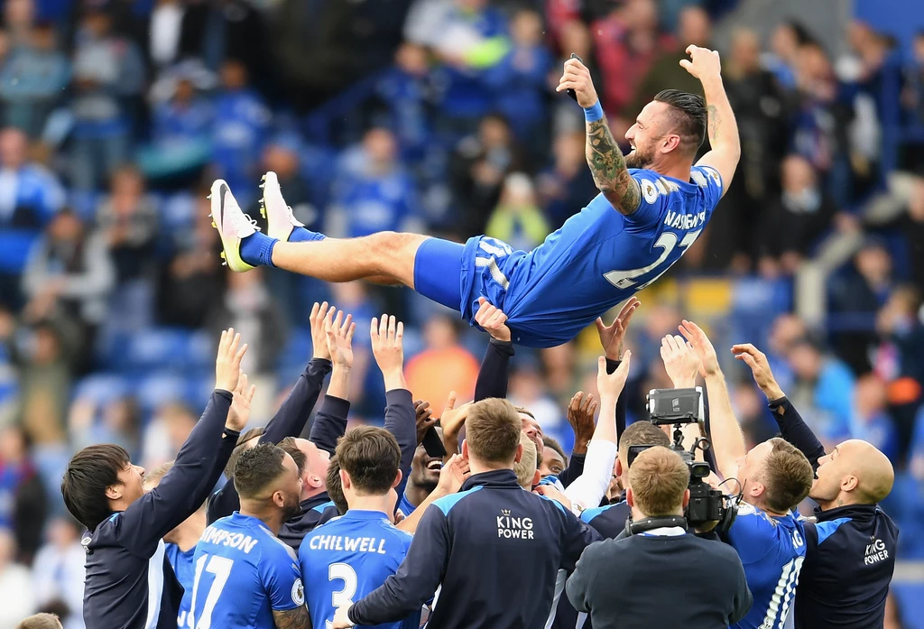 Marcin Wasilewski podrzucany przez kolegów z Leicester City Marcin Wasilewski podrzucany przez kolegów z Leicester City