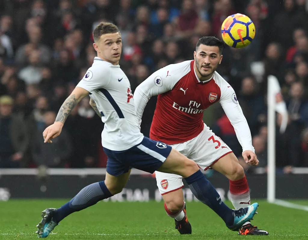 Sead Kolasinac (z prawej) w pojedynku z Kieranem Trippierem Sead Kolasinac (z prawej) w pojedynku z Kieranem Trippierem