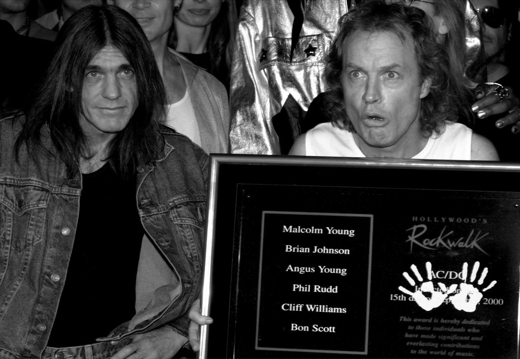 Malcolm Young (z lewej) z bratem Angusem w AC/DC w 2000 r.