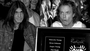 Malcolm Young (z lewej) z bratem Angusem w AC/DC w 2000 r.