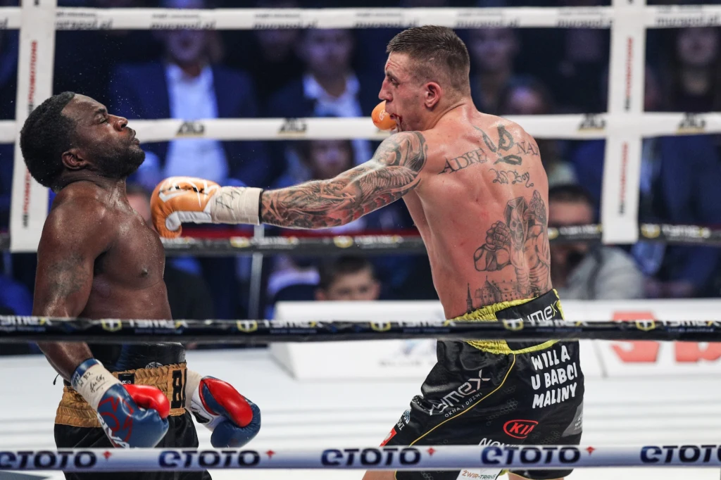 Adam Balski z prawej pokazał serce wojownika