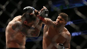 Fabricio Werdum (z lewej) chwali Marcina Tyburę