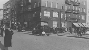 Samochody i rowery na ulicy Świętojańskiej w Gdyni. Widoczny budynek Komunalnej Kasy Oszczędności i kawiarni Bons Amis