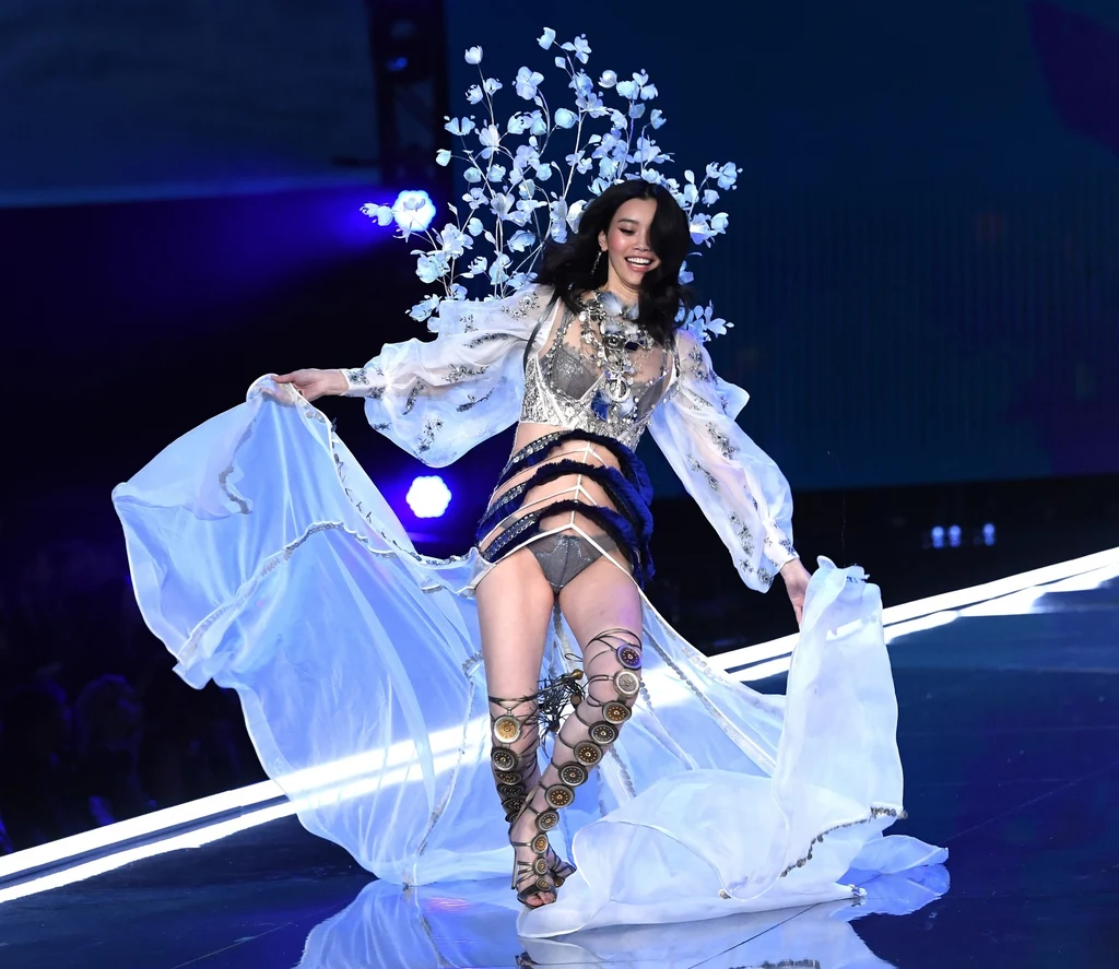 Ming Xi na wybiegu Victoria's Secret Ming Xi na wybiegu Victoria's Secret