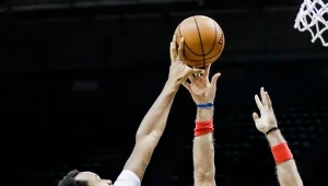 Marcin Gortat w meczu z Milwaukee Bucks