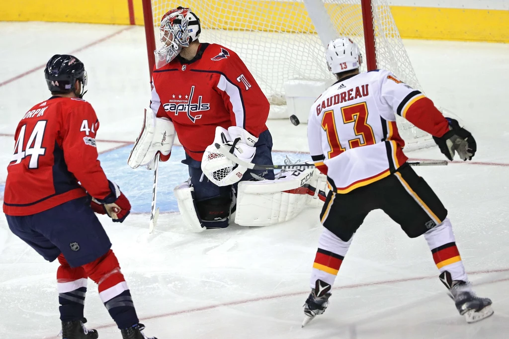 Johnny Gaudreau strzela gola w meczu z Washington Capitals Johnny Gaudreau strzela gola w meczu z Washington Capitals