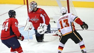 Johnny Gaudreau strzela gola w meczu z Washington Capitals