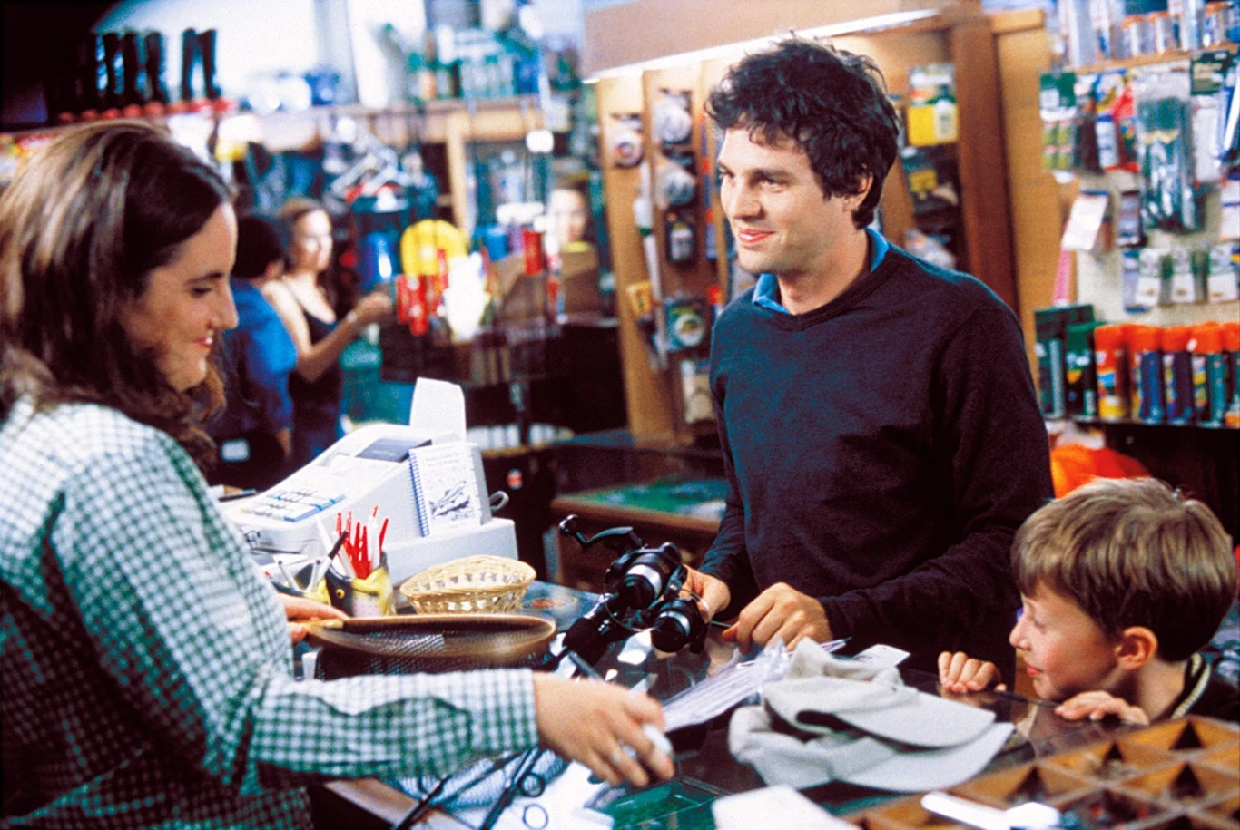 W środę, 22 listopada 2017, amerykański aktor Mark Ruffalo obchodzi 50. urodziny. W 2000 roku zdiagnozowano u niego guza mózgu. Nowotwór udało się usunąć, od tego momentu aktor jest jednak głuchy na lewe ucho. Być może to doświadczenie sprawiło, że z wielką empatią potrafi wcielać się w bohaterów zmagających się z przeciwnościami losu?

Aktorska karierę rozpoczął od tanich horrorów, między innymi "Tańcu kruka" (1994) i "Dentysty" (1996). Przełomem okazał się film "Możesz na mnie liczyć" (2000, na zdjęciu), dzięki któremu zaczęto go porównywać do młodego Marlona Brando. W następnych latach pojawił się na drugim planie między innymi w "Zakochanym bez pamięci" (2004) czy "Zakładniku" (2004). 