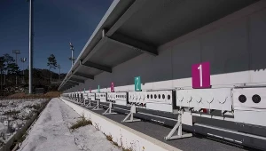 Stanowiska dla biathlonistów na obiekcie olimpijskim w Pjongczangu