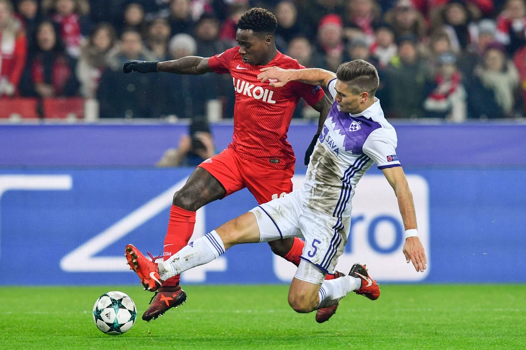 Quincy Promes (z lewej) w pojedynku z Blazem Vrhovecem Quincy Promes (z lewej) w pojedynku z Blazem Vrhovecem