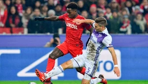 Quincy Promes (z lewej) w pojedynku z Blazem Vrhovecem