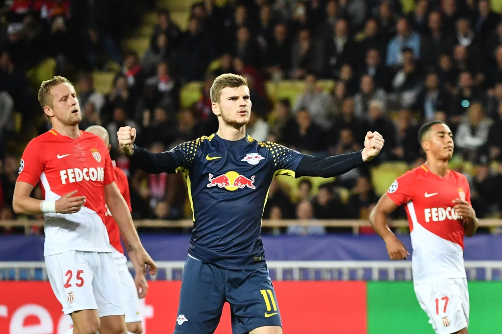 Timo Werner cieszy się z gola dla RB Lipsk. Z lewej Kamil Glik z AS Monaco Timo Werner cieszy się z gola dla RB Lipsk. Z lewej Kamil Glik z AS Monaco