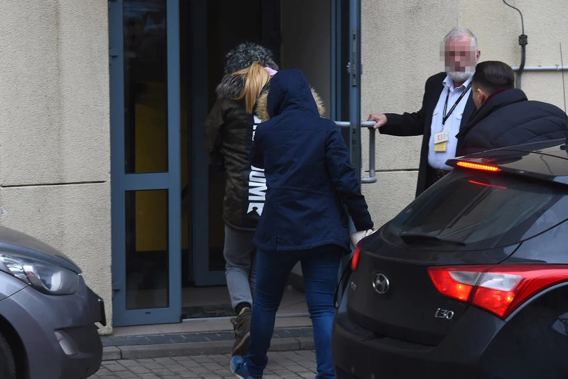 Rano Dorota R. chyba była w gorszym nastroju. Wtedy nie machała fotoreporterom Rano Dorota R. chyba była w gorszym nastroju. Wtedy nie machała fotoreporterom