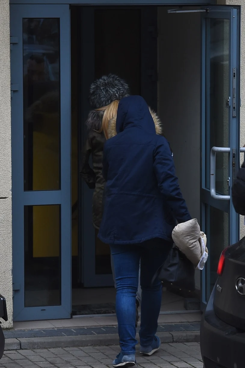 Rano ubrana w futrzaną czapkę i zimową kurtkę szybko przemknęła do budynku Rano ubrana w futrzaną czapkę i zimową kurtkę szybko przemknęła do budynku