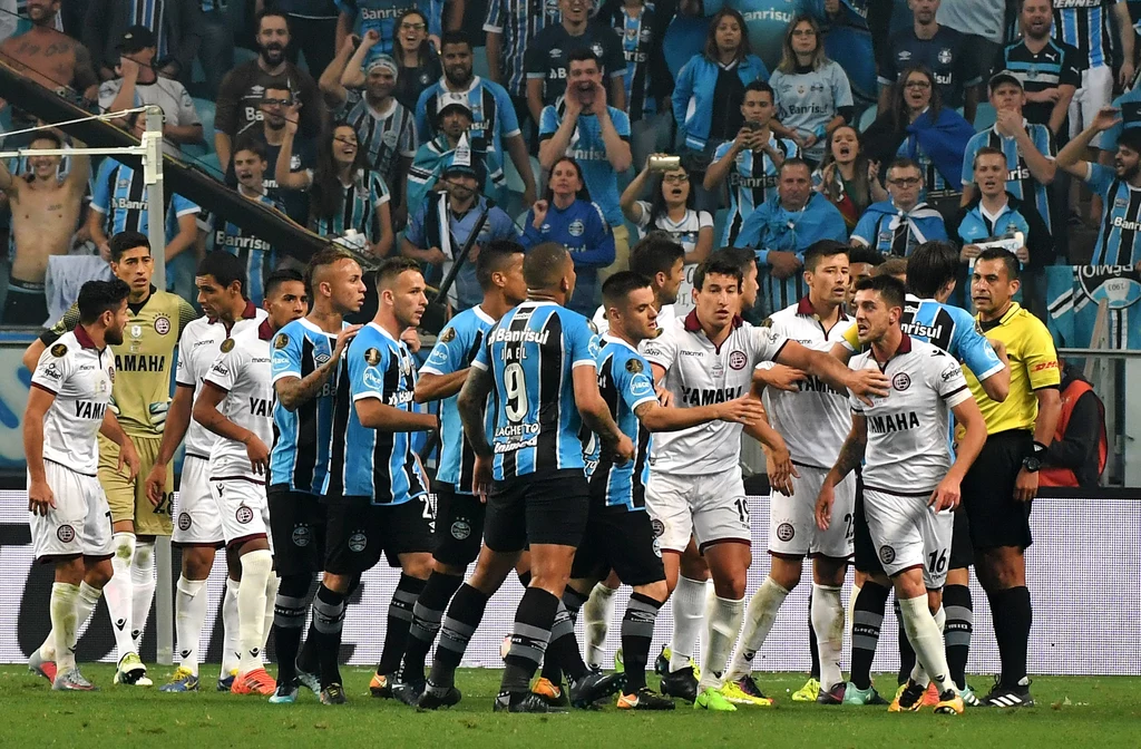 Spięcie w meczu Gremio Porto Alegre (niebiesko-czarne stroje) z Lanus Spięcie w meczu Gremio Porto Alegre (niebiesko-czarne stroje) z Lanus