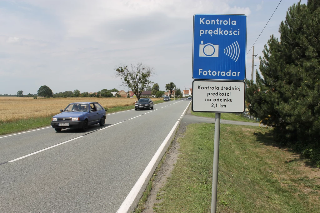 Tablica informująca o odcinkowym pomiarze prędkości