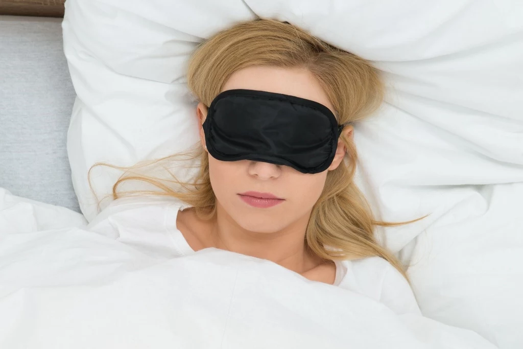 3Przed położeniem się do łóżka warto przewietrzyć sypialnie oraz wyeliminować źródła hałasu i sztucznego światła lub po prostu zaopatrzyć się w zatyczki do uszu i opaskę na oczy do spania