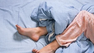 Obecnie uważa się, że przyczyną perimenopauzalnych kłopotów ze snem jest reakcja podwzgórza i przysadki mózgowej na obniżenie ilości estrogenów w organizmie
