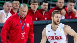 Koszykarz reprezentacji Polski Michał Sokołowski (P) i trener kadry Mike Taylor (L) podczas meczu eliminacyjnego mistrzostw świata z Węgrami